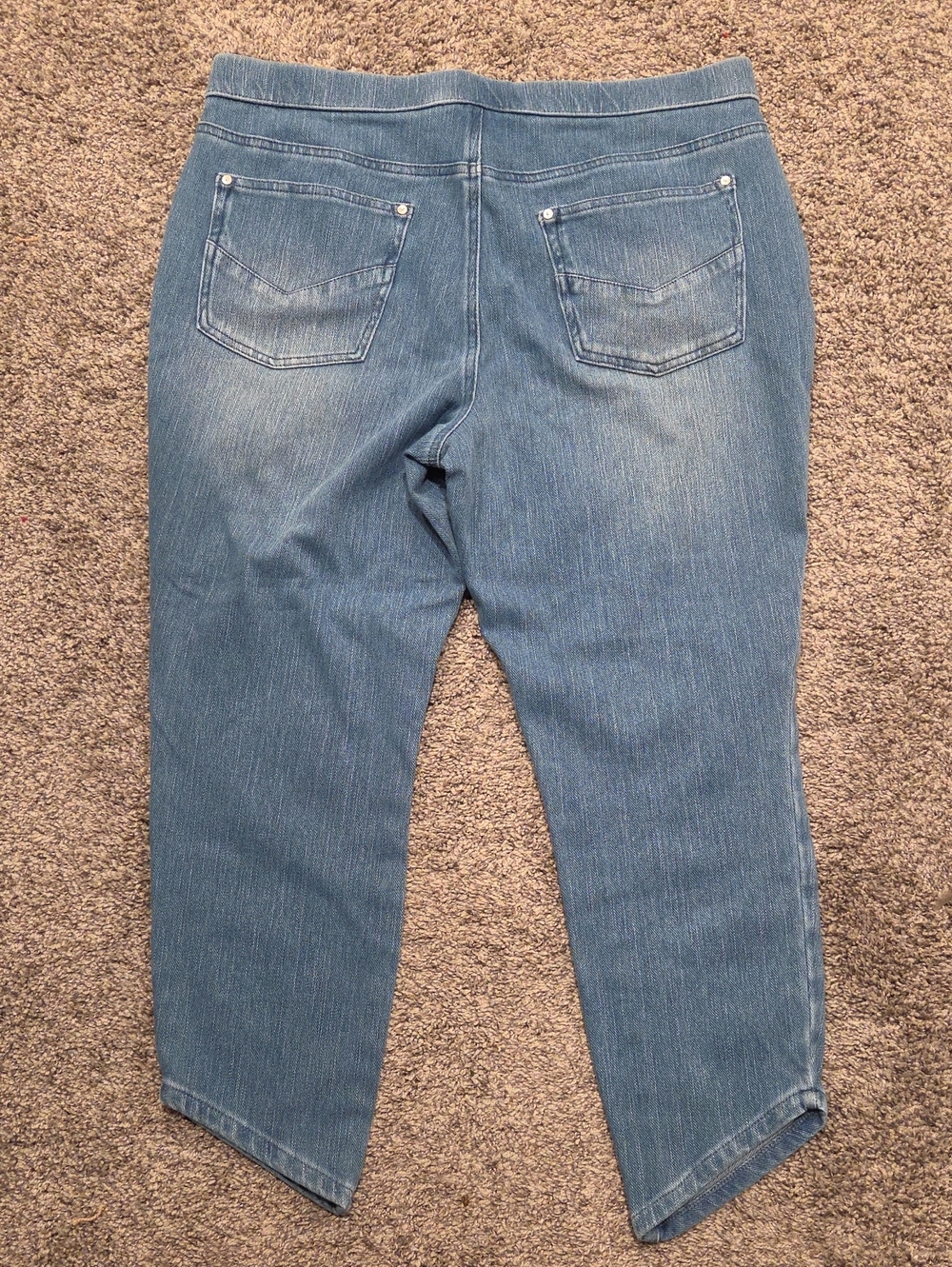 Belle by Kim Gravel Lightwash Pull on Asymetrical Hem Capri Jeans Size 14 - Picture 2 of 6